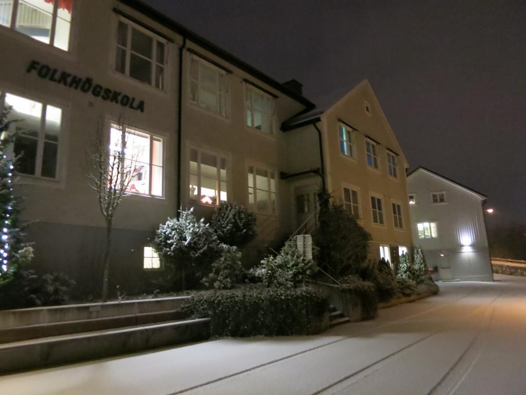 Vaernamo Folkhoegskolas Vandrarhem Exterior foto