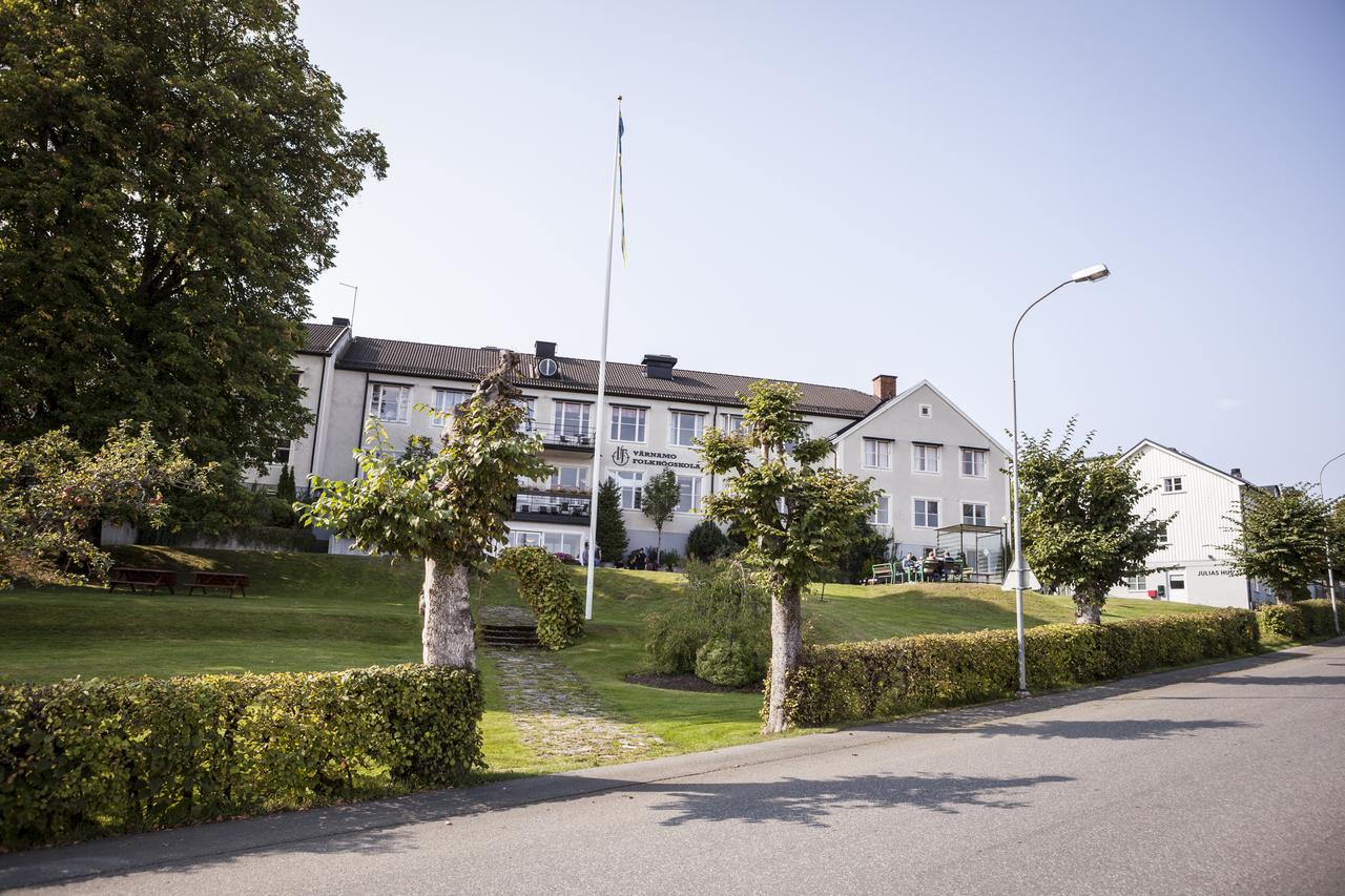 Vaernamo Folkhoegskolas Vandrarhem Exterior foto